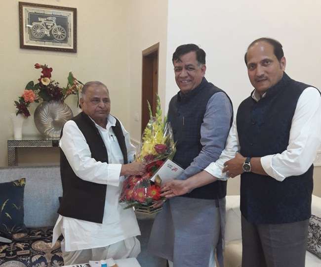 इन्वेस्टर्स समिट के लिए सक्रियता बढ़ी, मुलायम सिंह को न्यौता भेजा