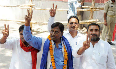 गठबंधन प्रत्याशी टी. राम ने तीन सेट में किया नामांकन, प्रस्तावक बनें सपा नेता राकेश मौर्या गठबंधन प्रत्याशी टी. राम ने तीन सेट में किया नामांकन, प्रस्तावक बनें सपा नेता राकेश मौर्या