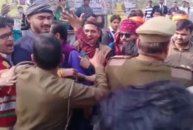 लखनऊ में पद्मावत के शो से पहले करणी सेना का बवाल, जमकर तोड़फोड़, कई गिरफ्तार लखनऊ में पद्मावत के शो से पहले करणी सेना का बवाल, जमकर तोड़फोड़, कई गिरफ्तार