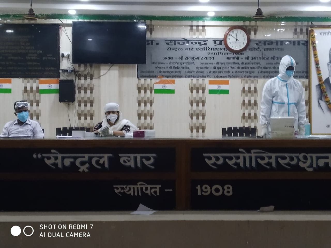 लखनऊ:आज सेंट्रल बार एसोसिएशन में 112 अधिवक्ताओं कॅरोना का टेस्ट किया गया है,जिसमें 7  की रिपोर्ट पॉजिटिव है, एक महिला अधिवक्ताओं के यहां साफ सफाई करती है पॉजिटिव आने से स्थित खराब होने की संभावना