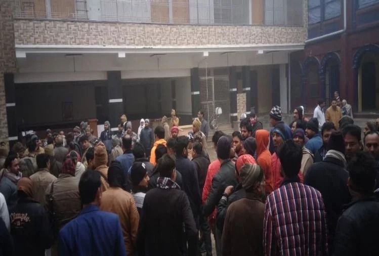 मेरठ : मंदिर परिसर में मांस फेंकने पर हंगामा, पुलिस और विधायक ने भीड़ को कराया शांत