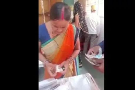 महोबा जिला अस्पताल में अल्ट्रासाउंड के लिए रिश्वत लेते VIDEO वायरल महोबा जिला अस्पताल में अल्ट्रासाउंड के लिए रिश्वत लेते VIDEO वायरल
