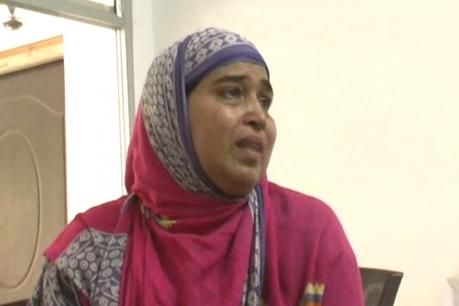 बेटी पैदा होने पर तीन तलाक देकर घर से निकाला, पीड़िता ने कहा- अपना लूंगी हिंदू धर्महमीरपुर नाले में कार सहित बह गए सरकारी डॉक्टर और दोस्त जब गांव वालों ने डीएम को दिया बिजली रानी के शादी का कार्डहत् बेटी पैदा होने पर तीन तलाक देकर घर से निकाला, पीड़िता ने कहा- अपना लूंगी हिंदू धर्महमीरपुर नाले में कार सहित बह गए सरकारी डॉक्टर और दोस्त जब गांव वालों ने डीएम को दिया बिजली रानी के शादी का कार्डहत्