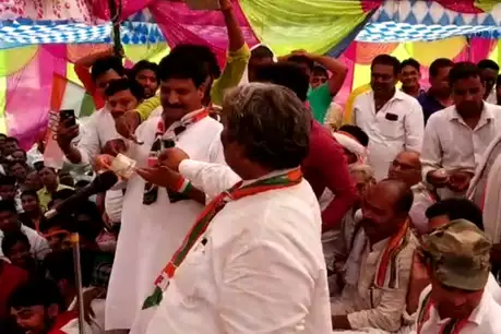 भालचंद यादव के नोट और वोट मांगने के मामले में, EC ने डीएम से की रिपोर्ट तलब भालचंद यादव के नोट और वोट मांगने के मामले में, EC ने डीएम से की रिपोर्ट तलब