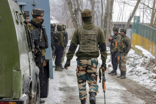 पुलवामा में जैश के तीन आतंकियों को सेना ने घेरा