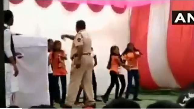 डांस कर रही स्कूली छात्राओं पर पुलिसवाले ने ऐसे बरसाए नोट, हुआ बर्खास्त
