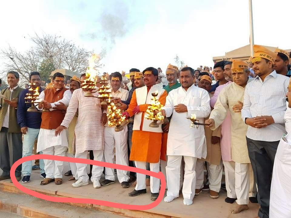 माँ गंगा ने बुलया है जूते पहन कर आरती करने के लिए ? माँ गंगा ने बुलया है जूते पहन कर आरती करने के लिए ?