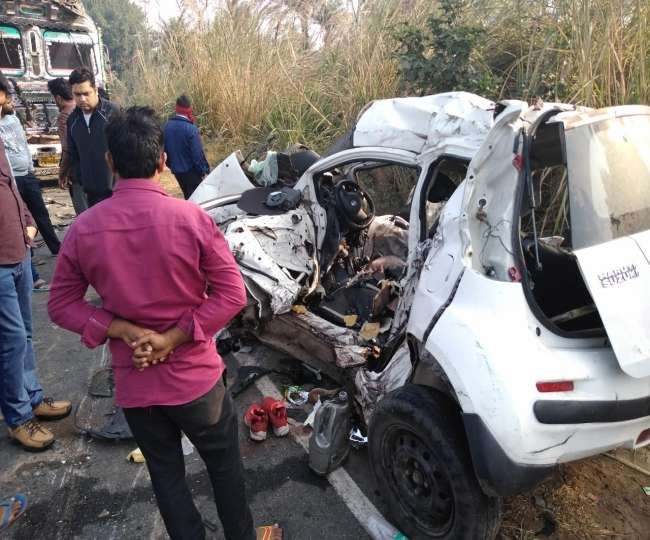 कार और ट्रक की भीषण भिड़ंत में पांच युवकों की मौत, दोस्त की शादी में जा रहे थे कार और ट्रक की भीषण भिड़ंत में पांच युवकों की मौत, दोस्त की शादी में जा रहे थे