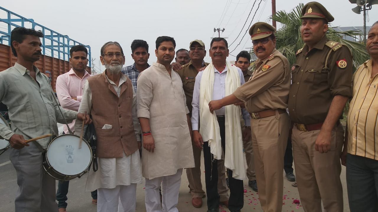 मुरादाबाद बिलारी रिटायर होने पर उपनिरीक्षक को दी विदाई मुरादाबाद बिलारी रिटायर होने पर उपनिरीक्षक को दी विदाई