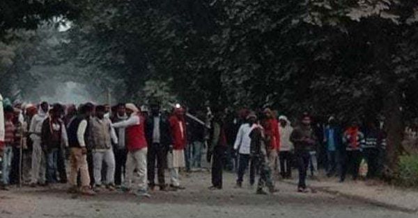 लखनऊ- गाजीपुर में पथराव में सिपाही की मौत का मामला. रात भर चली छापेमारी में 28 लोग हिरासत में. वीडियो फुटेज के आधार पर हिरासत में लिए गए. गाजीपुर में भीड़ के पथराव में कल हुई थी सिपाही सुरेश वत्स की मौत