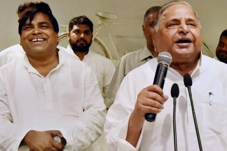 जेल में बंद रेप के आरोपी गायत्री प्रजापति से मिले मुलायम, बताया निर्दोष जेल में बंद रेप के आरोपी गायत्री प्रजापति से मिले मुलायम, बताया निर्दोष