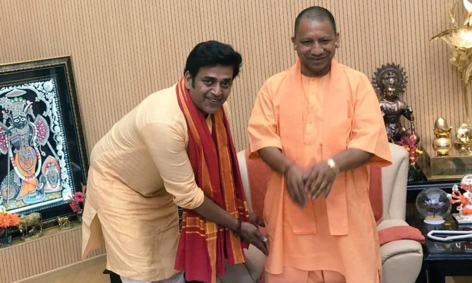 गोरखपुर रवाना होने से पहले रविकिशन ने लिया मुख्यमंत्री का आशीर्वाद