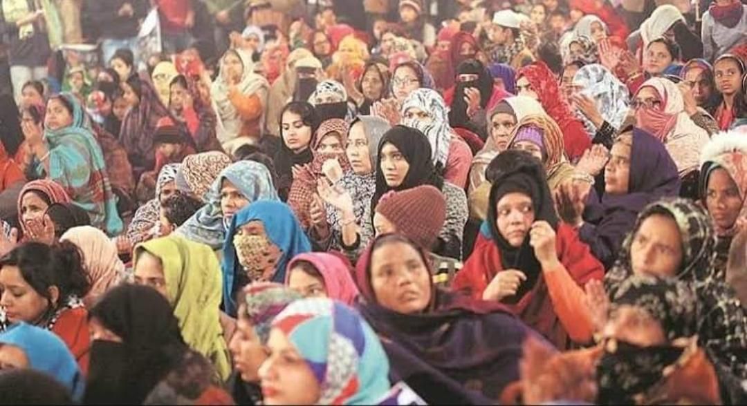 CAA: शाहीनबाग की तरह इलाहाबाद में भी प्रदर्शन, कड़ाके की सर्दी में धरने पर बैठी महिलाएं