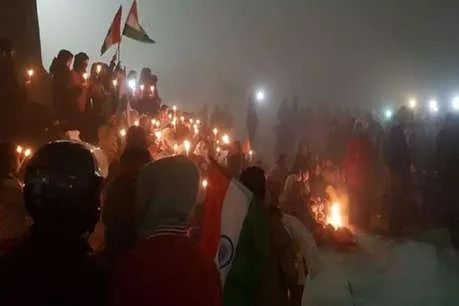 लखनऊ में प्रदर्शनकारी महिलाओं से पुलिस ने जब्त किया खाने पीने का सामान और कंबल