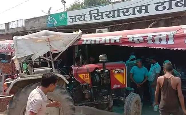 बाइक सवारों को रौंदते हुए ढाबे में घुसी ट्रैक्टर ट्राली, दोनों युवकों की मौत बाइक सवारों को रौंदते हुए ढाबे में घुसी ट्रैक्टर ट्राली, दोनों युवकों की मौत