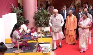 बड़ा लालपुर स्थित दीनदयाल हस्तकला संकुल में निरीक्षण करते प्रधानमंत्री नरेंद्र मोदी।