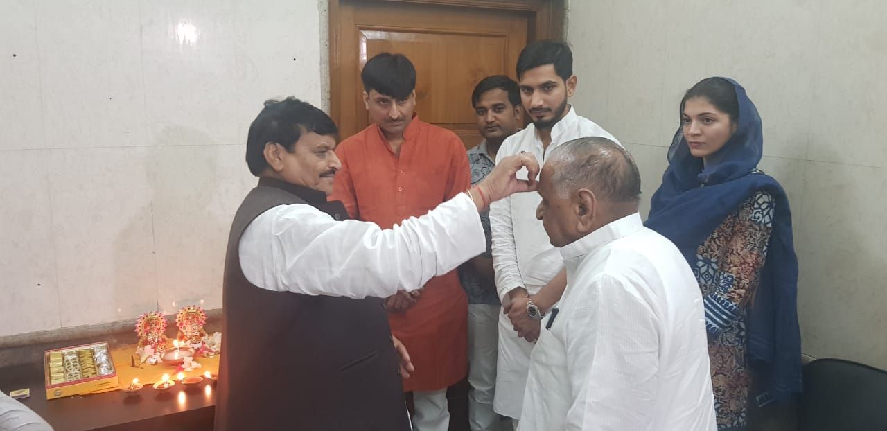 नेता जी और शिवपाल यादव एक साथ प्रगतिशील समाजवादी पार्टी के कार्यालय 6 लाल बहादुर शास्त्री मार्ग पर दिवाली पूजन किया, पुरा परिवार एक साथ दिखा