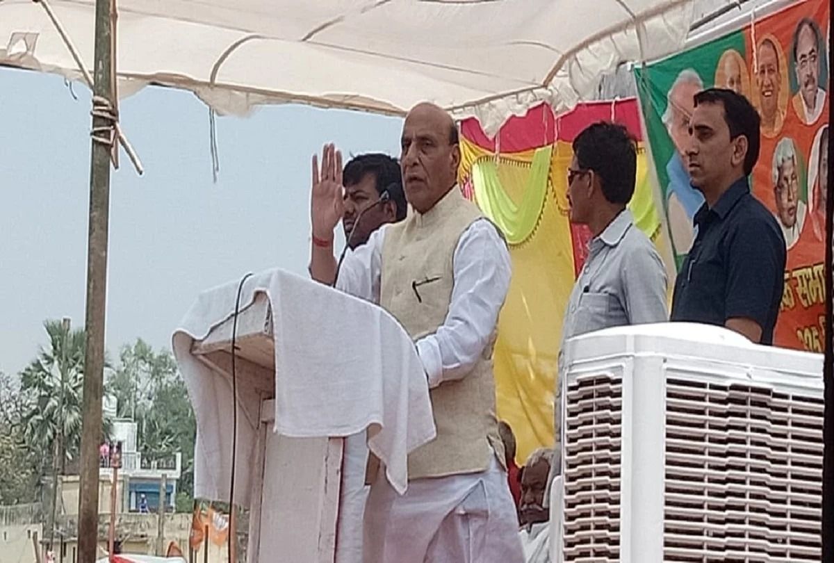 राजनाथ सिंह ने जैसे ही कहा कि मजे में हउआ लोगन, मामला चकाचक बा न,  तालियों की गड़गड़ाहट से पांडाल गूंज उठा