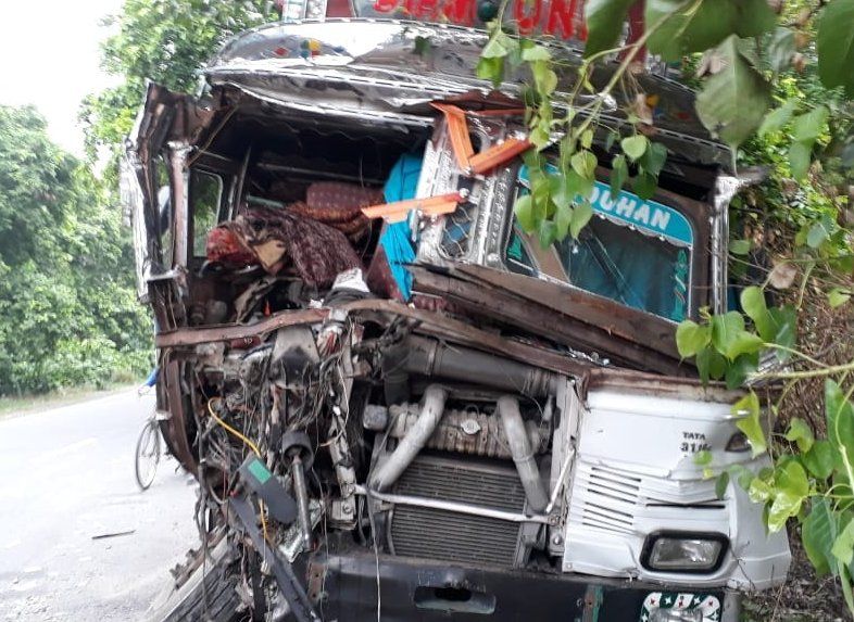 उन्नाव: 2 ट्रकों की आमने-सामने से भिड़ंत, हादसे में दोनों ट्रक चालकों की मौत, बीघापुर थाना पुलिस मौके पर पहुंची, बीघापुर के ओसियां मोड़ की घटना।