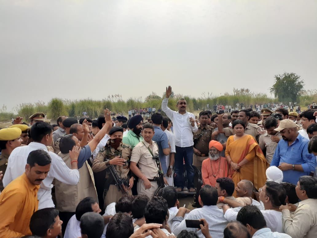 बीजेपी विधायक कुलदीप सिंह सेंगर दिल्ली से उन्नाव परियर घाट पहुँच कर भाई के अंतिम संस्कार में हुए सामिल साथ में भाजपा सांसद साक्षी महाराज, परियर घाट पर उमड़ी जबरदस्त भीड़