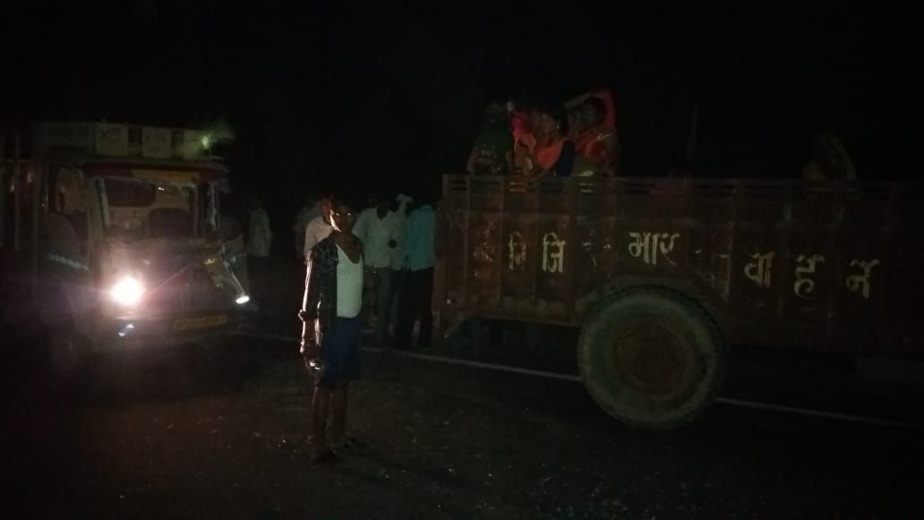 ट्रैक्टर के ब्रेक लगाने पर पीछे से घुसा लोडर टेंपो