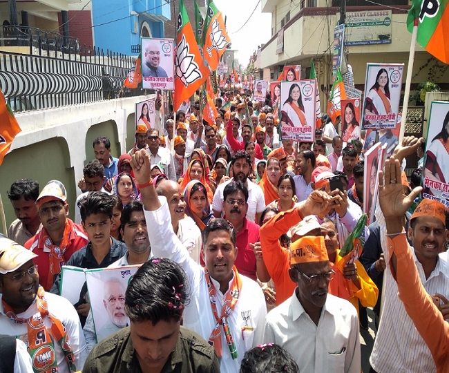 मेनका गांधी के नामांकन जुलूस में उमड़ी भीड़