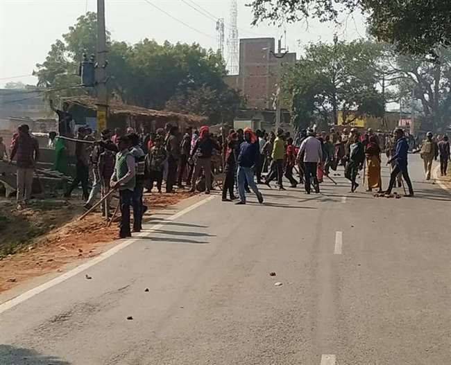 गाजीपुर : आपस में भिड़े दो गांवों के लोग, पत्थरबाजी की चपेट में आने से पुलिसकर्मी घायल गाजीपुर : आपस में भिड़े दो गांवों के लोग, पत्थरबाजी की चपेट में आने से पुलिसकर्मी घायल