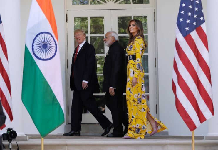 व्हाइट हाउस पहुंचे पीएम मोदी, पत्नी मेलानिया के साथ राष्ट्रपति डोनाल्ड ट्रंप ने किया स्वागत व्हाइट हाउस पहुंचे पीएम मोदी, पत्नी मेलानिया के साथ राष्ट्रपति डोनाल्ड ट्रंप ने किया स्वागत