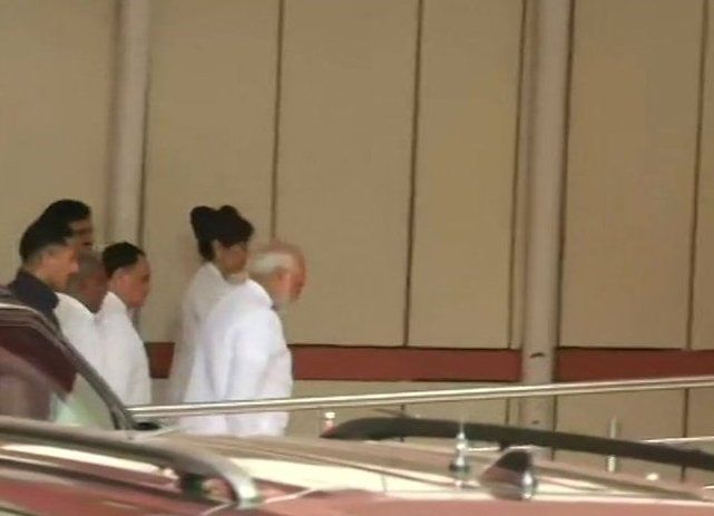 पूर्व पीएम अटल बिहारी वाजपेयी से मिलने दोबारा एम्स पहुंचे मोदी। वाजपेयी की हालत अभी नाजुक बनी हुई है और वे एम्स में भर्ती हैं।