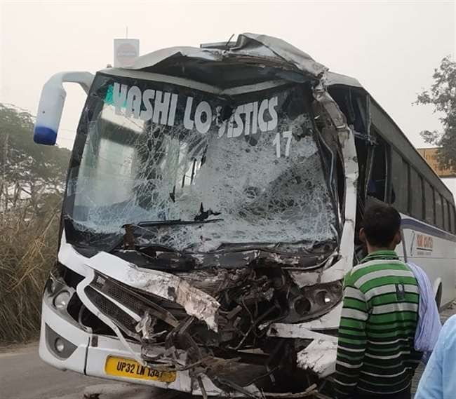 जीटी रोड पर भीषण हादसा, ट्रक-बस की भिड़त में 39 फैक्ट्री कर्मी घायल जीटी रोड पर भीषण हादसा, ट्रक-बस की भिड़त में 39 फैक्ट्री कर्मी घायल