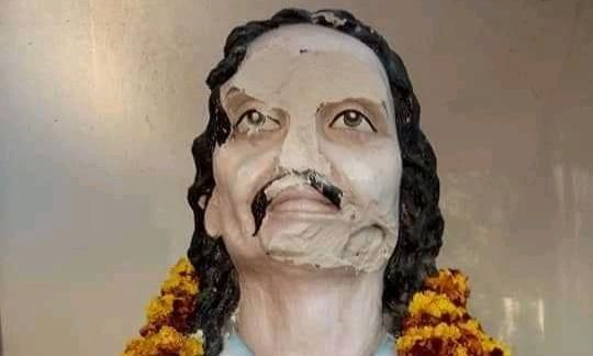 श्री हरीशचंद्र पी. जी. कालेज में अराजकतत्वों द्वारा मूर्ति तोड़ने की विरोध में मुख्य द्वार पर छात्रों का धरना