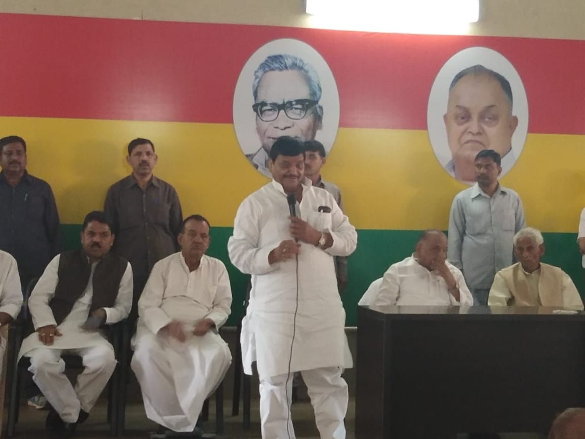 लखनऊ । पूर्व रक्षा मंत्री मुलायम सिंह पहुंचे सेक्युलर मोर्चा के कार्यालय ।शिवपाल सिंह यादव समेत सेक्युलर मोर्चा के पदाधिकारियो ने किया ज़ोरदार स्वागत