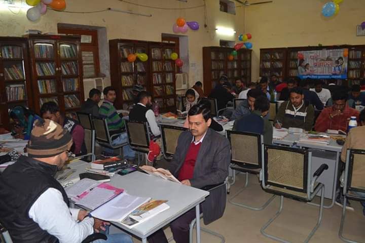 पढ़ें बनारस बढ़ें बनारस के अन्तर्गत पुस्तकालय में लोगों  संग जिलाधिकारी ने सामूहिक पढ़ाई की
