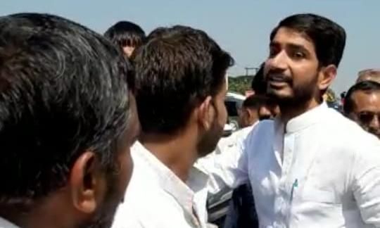 आदित्य यादव करगुवां खुर्द पहुंचे पुष्पेंद्र यादव के परिजनों से की मुलाकात