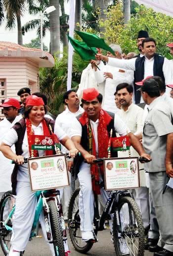 हिंदू महासभा के रंजीत बच्चन की हत्या पर सपा ने योगी सरकार से मांगा इस्तीफा