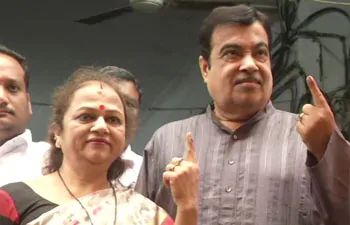 केंद्रीय मंत्री नितिन गडकरी ने भी अपने मत का इस्तेमाल किया. गडकरी ने अपने पूरे परिवार के साथ नागपुर में वोटिंग की. वोटिंग के बाद उन्होंने जनता से ज्यादा से ज्यादा मतदान का आह्वान किया