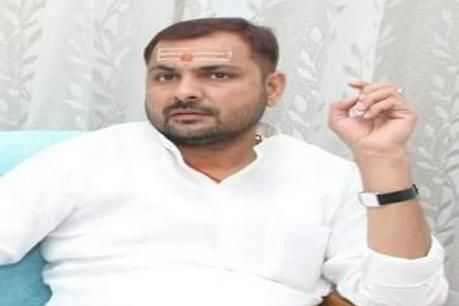 भाजपा विधायक की दबंगई : टैंकर प्रभारी को मुर्गा बनाया भाजपा विधायक की दबंगई : टैंकर प्रभारी को मुर्गा बनाया