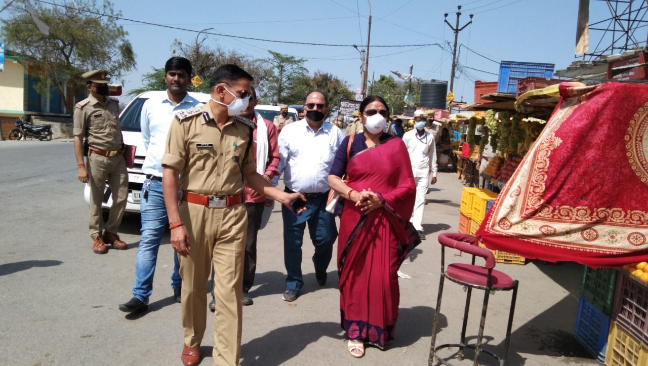 मण्डलायुक्त ने लाकडाउन के दौरान लोगों को उपलब्ध सुविधाओं की जानकारी ली