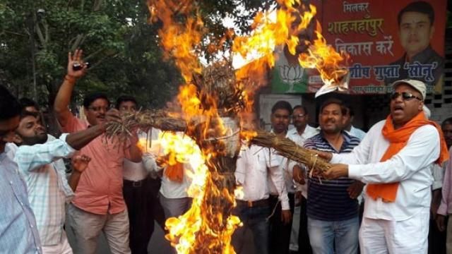 VHP नेता का ऐलान, आजम की जुबान काटने पर मिलेगा 50 लाख का इनाम VHP नेता का ऐलान, आजम की जुबान काटने पर मिलेगा 50 लाख का इनाम