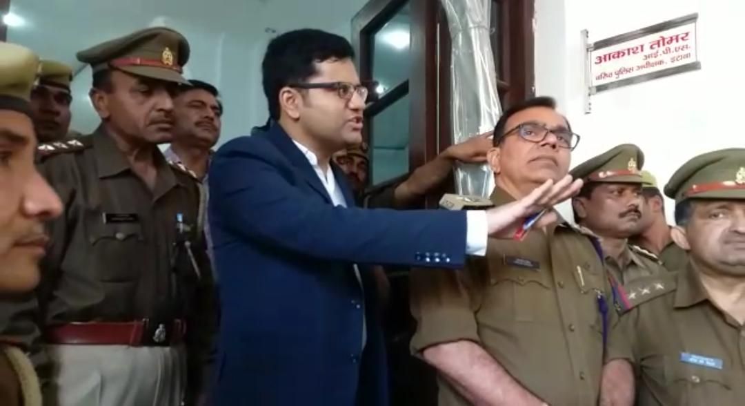 इटावा में भाजपा नेता पर मुकदमा दर्ज, नाराज कार्यकर्ताओं ने एसएसपी ऑफिस में दिया धरना इटावा में भाजपा नेता पर मुकदमा दर्ज, नाराज कार्यकर्ताओं ने एसएसपी ऑफिस में दिया धरना