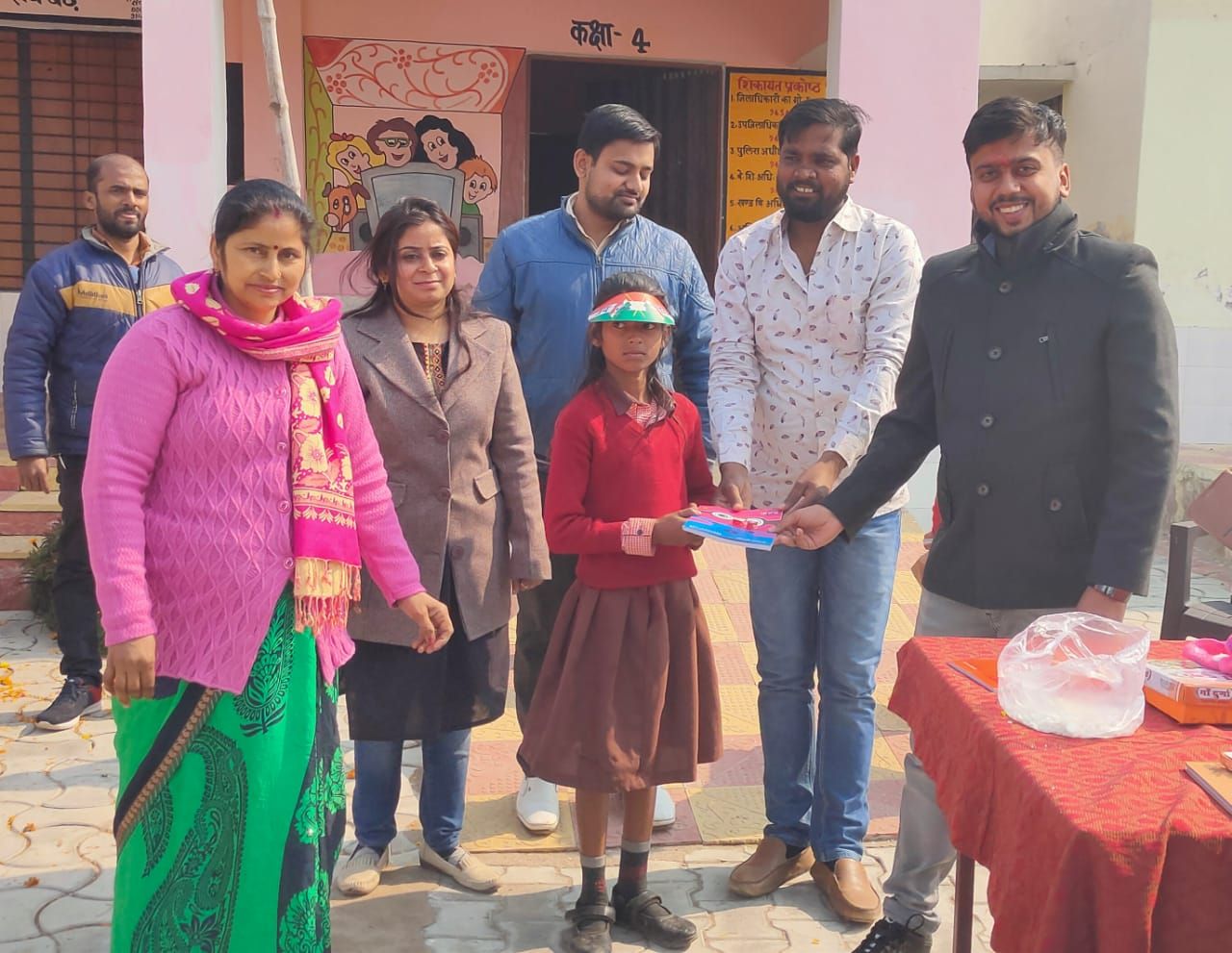 पाठ्य सामग्री पा कर खिले नौनिहालों के चेहरे।