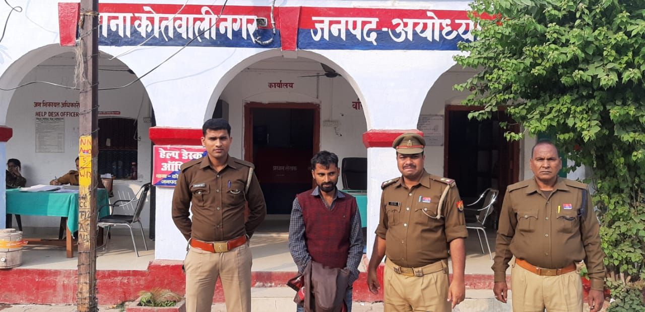 नौकरी के नाम पर फर्जी-कूटरचित नियुक्ति पत्र देकर, धोखा देकर पैसा लेने वाला अभियुक्त गिरफ्तार। नौकरी के नाम पर फर्जी-कूटरचित नियुक्ति पत्र देकर, धोखा देकर पैसा लेने वाला अभियुक्त गिरफ्तार।