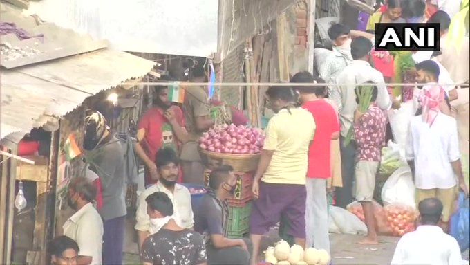 महाराष्ट्रः लॉकडाउन के बीच मुंबई के भायखला सब्जी मार्केट में खरीदारी करते लोग।