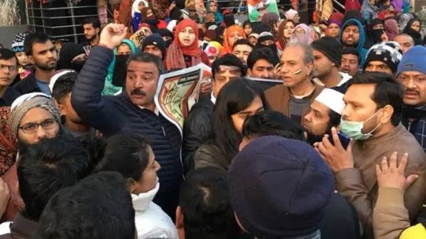 शाहीन बाग पहुंचे कश्मीरी पंडित, नारेबाजी पर प्रदर्शनकारियों से हुई हाथापाई शाहीन बाग पहुंचे कश्मीरी पंडित, नारेबाजी पर प्रदर्शनकारियों से हुई हाथापाई