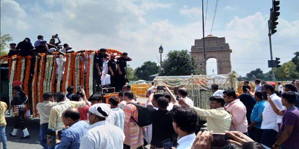 पूर्व पीएम अटल बिहारी को अंतिम विदाई देने के लिए काफिले के पीछे-पीछे चल रहे हैं आम लोग। भारी संख्या में लोगों की मौजूदगी।