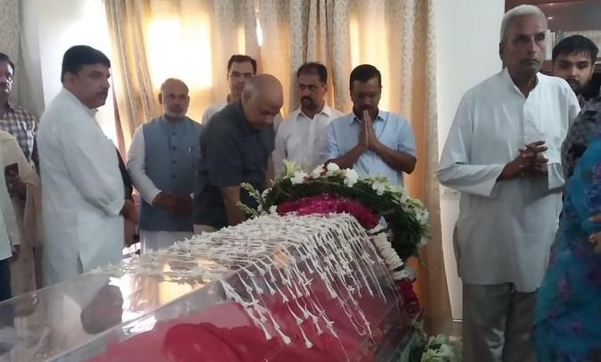 दिल्ली के सीएम अरविंद केजरीवाल और डिप्टी सीएम मनीष सिसोदिया ने पूर्व विदेश मंत्री और भारतीय जनता पार्टी की नेता सुषमा स्वराज को दिल्ली में उनके आवास पर अंतिम श्रधान्जली दी ।