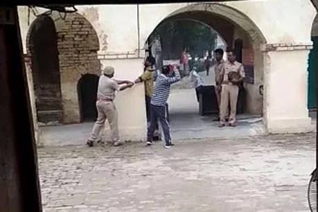 कानपुर पुलिस ने युवक युवक को खंभे से बांधकर बरसाए पट्टे, वीडियो वायरल.. कानपुर पुलिस ने युवक युवक को खंभे से बांधकर बरसाए पट्टे, वीडियो वायरल..