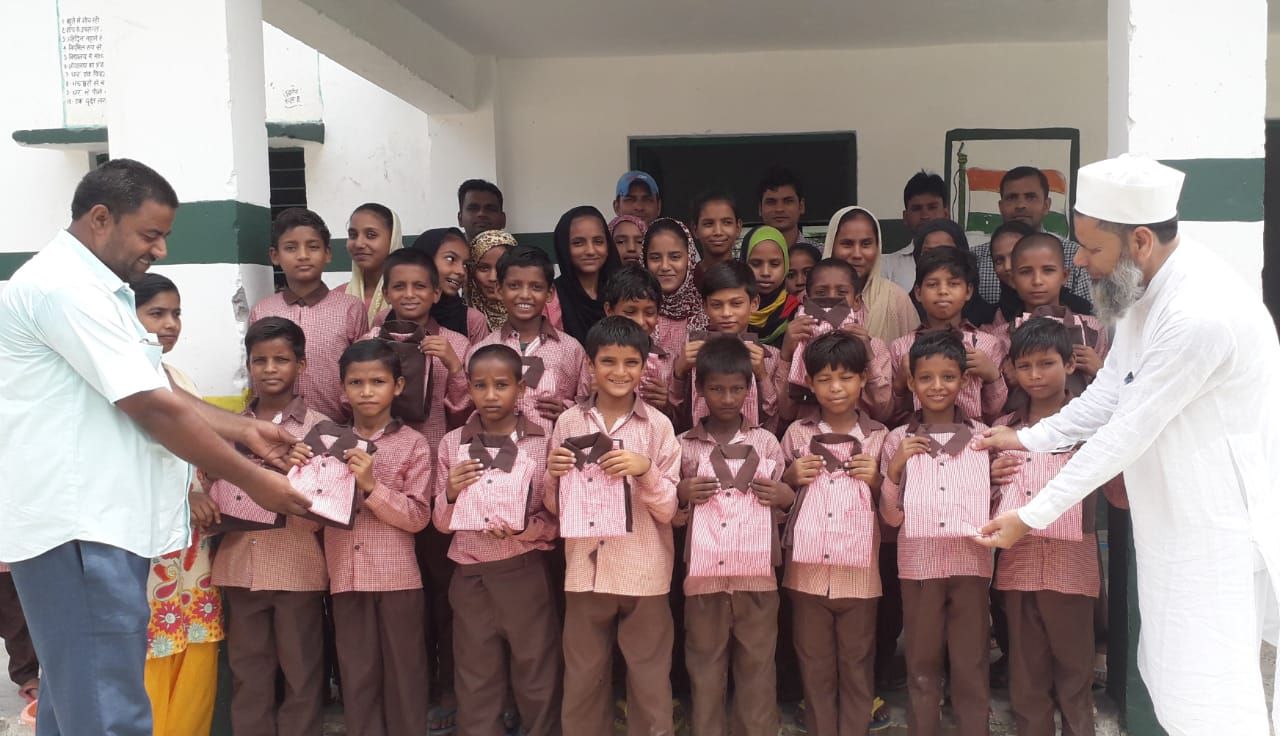 प्राथमिक और उच्च प्राथमिक विद्यालयों के छात्र-छात्राओं को ड्रेस वितरण किया गया प्राथमिक और उच्च प्राथमिक विद्यालयों के छात्र-छात्राओं को ड्रेस वितरण किया गया