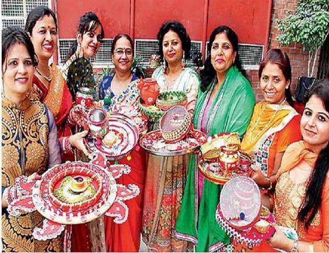 करवा चौथ पर योगी सरकार का बड़ा तोहफा, आज महिला शिक्षकों का अवकाश