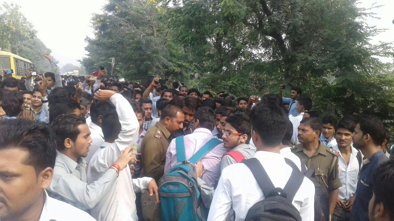 हादसे में छात्र की मौत पर उग्र हुई भीड़, किया नेशनल हाइवे जाम हादसे में छात्र की मौत पर उग्र हुई भीड़, किया नेशनल हाइवे जाम
